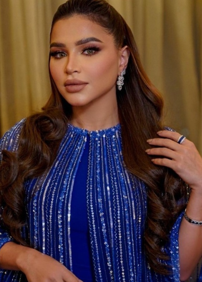 نهى نبيل تلفت الأنظار بإطلالتها الفاخرة بجمبسوت أنيق خلال تقديمها لبرنامج شاعر الراية