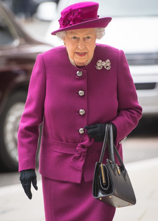 ما هو سر الحقيبة السوداء أكثر ما رافق الملكة إليزابيت الثانية؟! صممت خصيصاً لها ولم تفارقها حتى أيامها الأخيرة