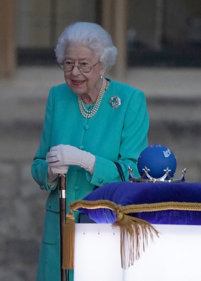 آخر بروش ارتدته الملكة إليزابيث الراحلة في معرض Goldsmiths بلندن