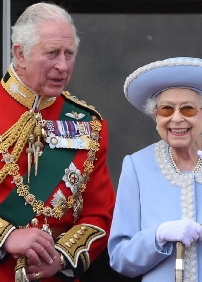 الملك تشارلز مع الملكة إليزابيث الثانية