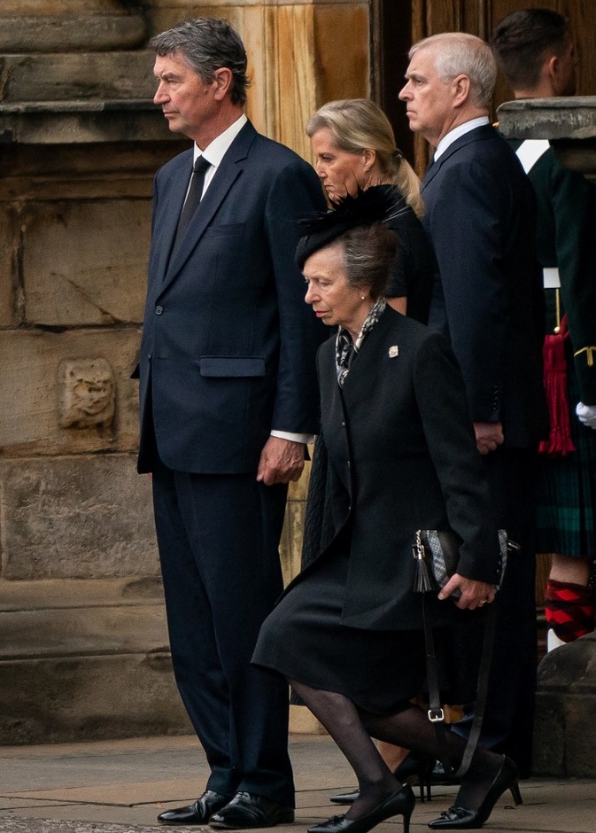 الأميرة آن تقدم تحية خاصة لنعش والدتها ملكة بريطانيا الراحلة