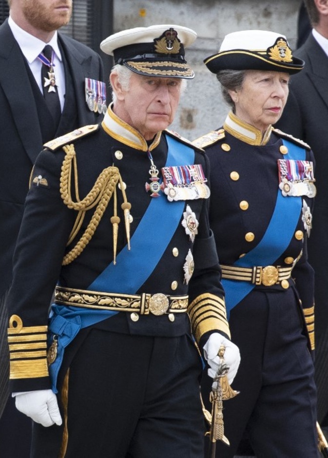 العائلة الملكة في موكب الجنازة