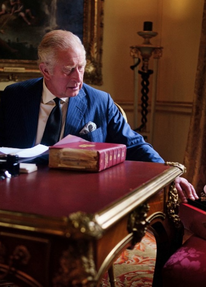  الملك تشارلز الثالث يٌغير شعار ختم الملكة إليزابيث 