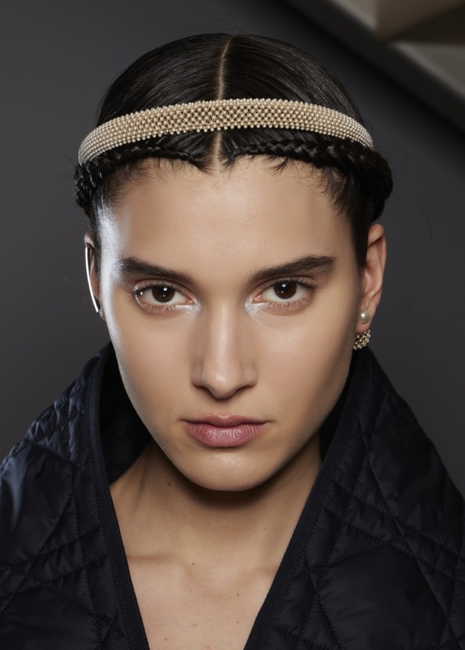 أساليب تطبيق ظلال عيون جليتر عند الزاوية الداخلية للعين من عروض ديور