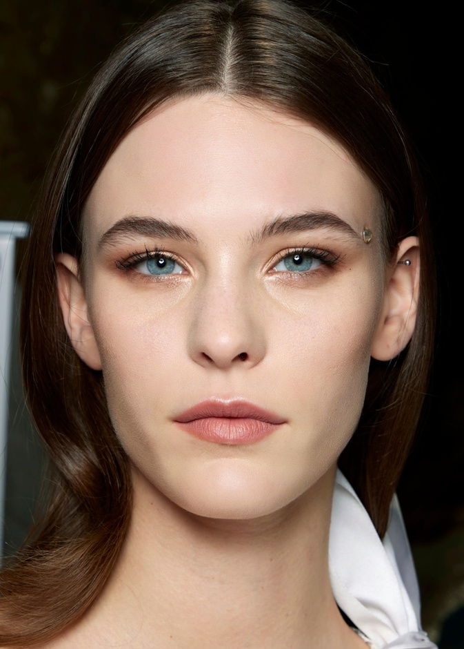 الغذاء الصحي وشرب الماء لتفتيح البشرة بشكل صحي وامن