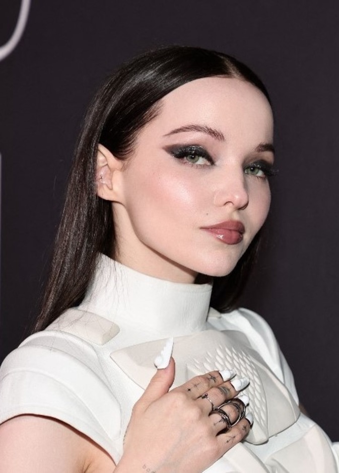 المكياج السموكي الأسود وصيحات مكياج عصرية مع Dove Cameron