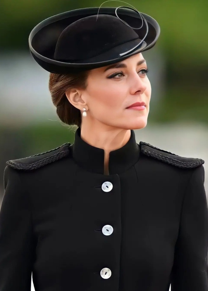 تسريحات الكعكة المترابطة مع القبعة- الصورة من صفحة rainhastragicas_ofc على انستغرام