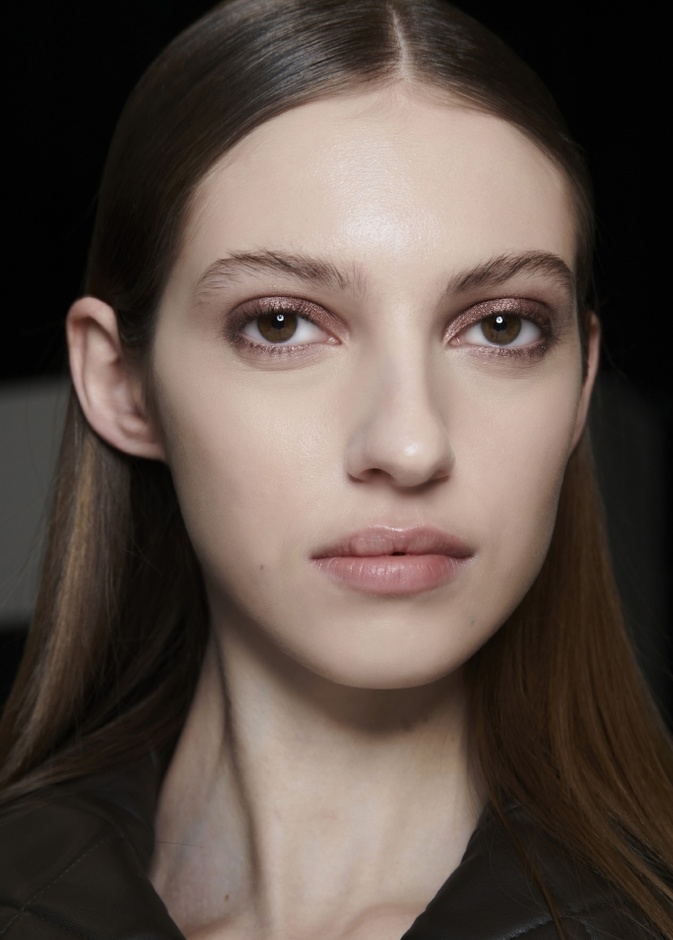 طرق طبيعية لتنظيف البشرة وعلاج حب الشباب