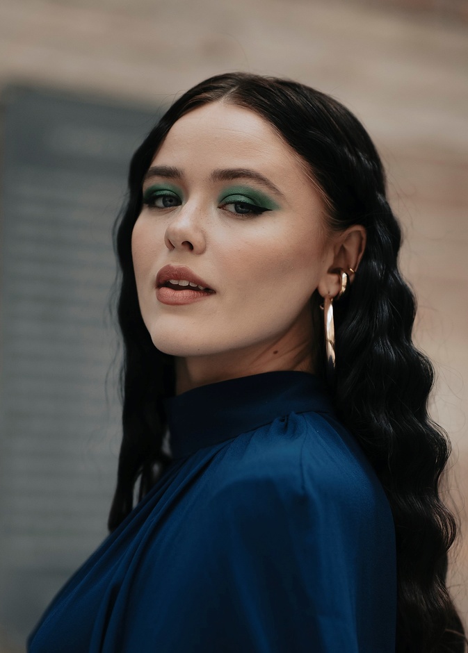 مكياج أخضر بظلال قوية مع خطوط الايلاينر السوداء