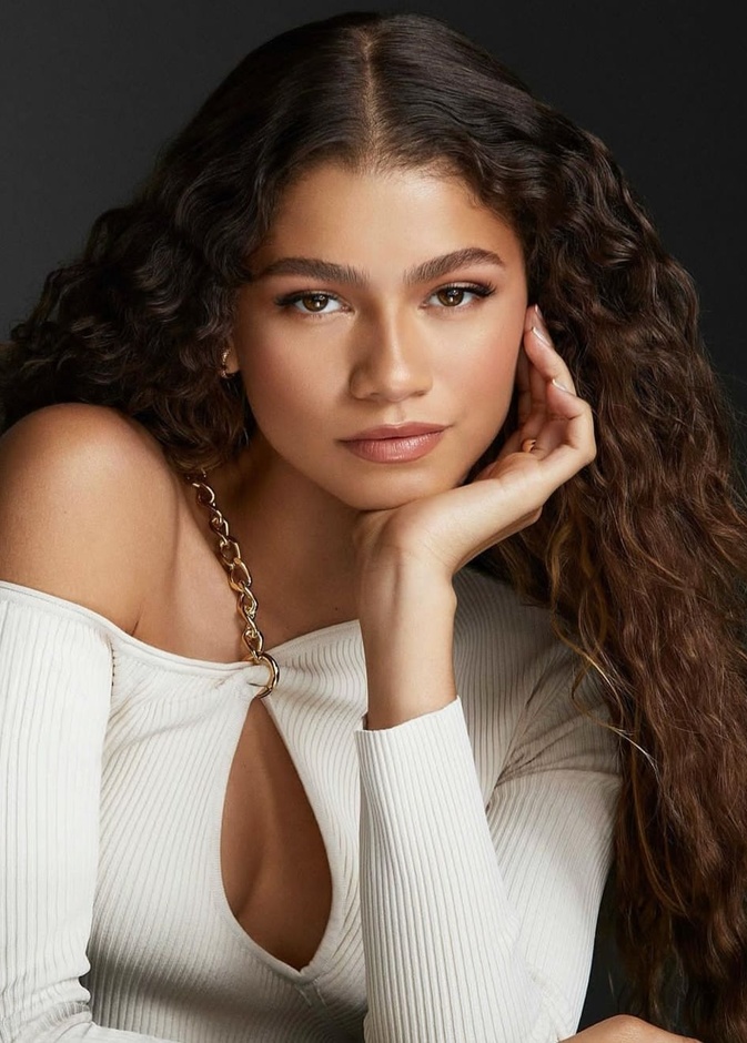 ماء الورد عنصر اساسي لتنظيف بشرة النجمة العالمية زيندايا