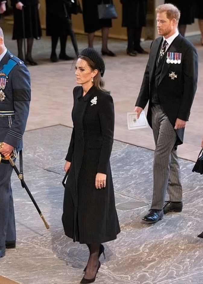 ميغان وهاري انضما إلى أفراد العائلة المالكة على العشاء بعد استقبال جثمان الملكة