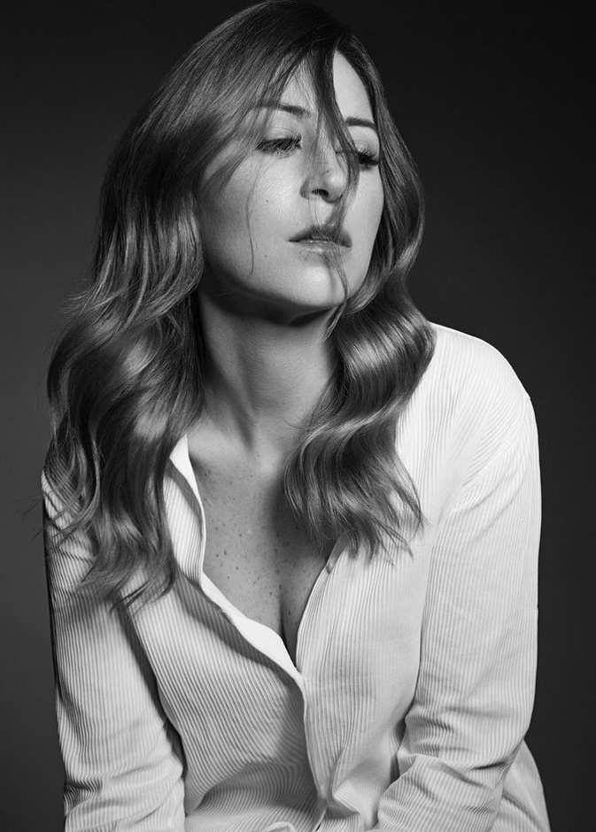 منة شلبي ممثلة تتمتع بإطلالات لافتة أنيقة وجذابة