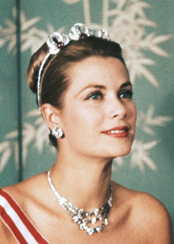غريس كيلي تتألق بتاج Bains de Mer Tiara المرصع بحجر الياقوت الأحمر