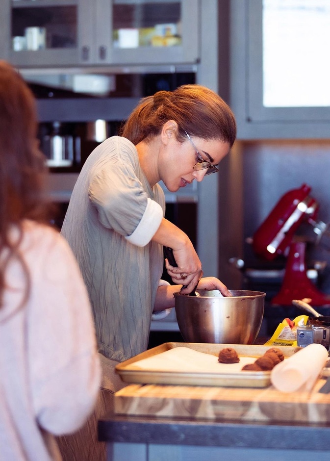 ولي عهد الأردن ينشر صورة عفوية لوالدته الملكة رانيا في المطبخ