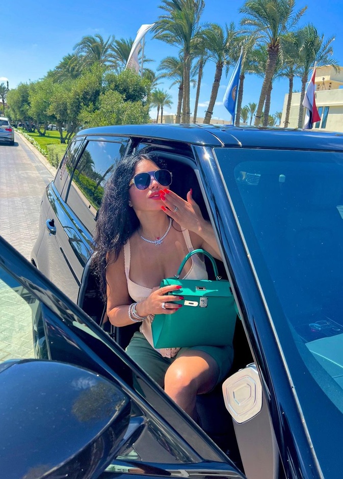 هيفاء وهبي تجمل معها حقيبة هيرمس Hermès