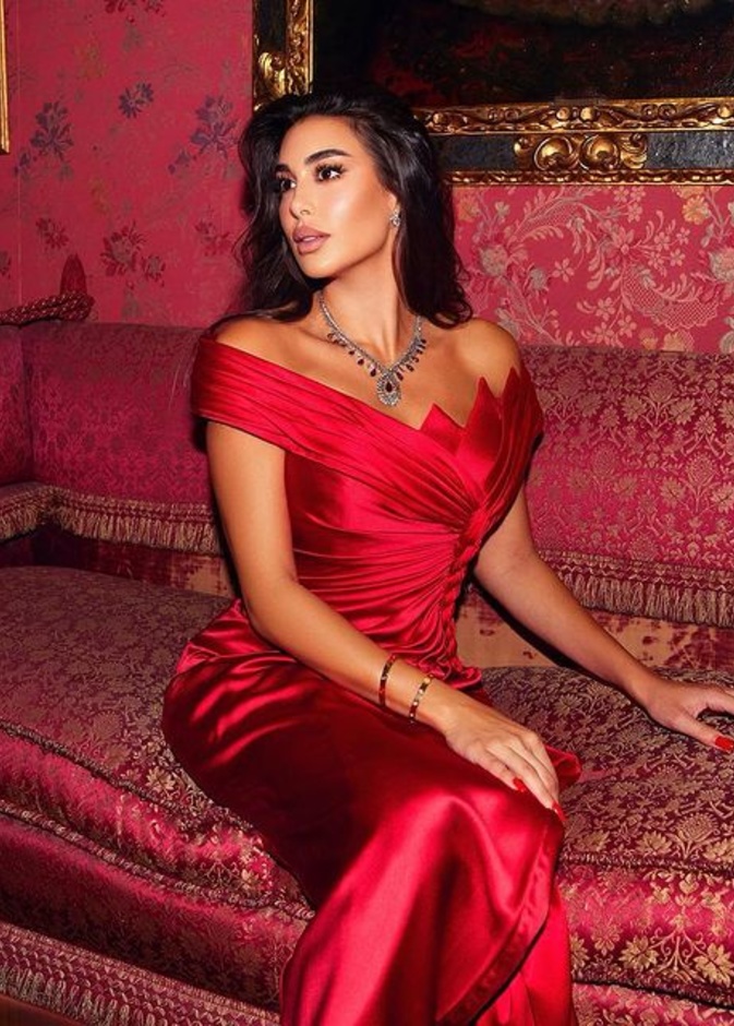 الأحمر لون جريء يليق بالسمراء ياسمين صبري بإطلالة من توقيع Nicolas Jebran