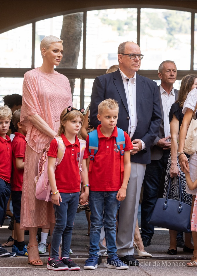 الأمير جاك والأميرة غابرييلا في يومهما الدراسي الأول في المدرسة