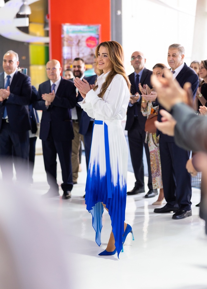 الملكة رانيا تعود لموضة تنانير البليسيه بتجدّد وأناقة استثنائية