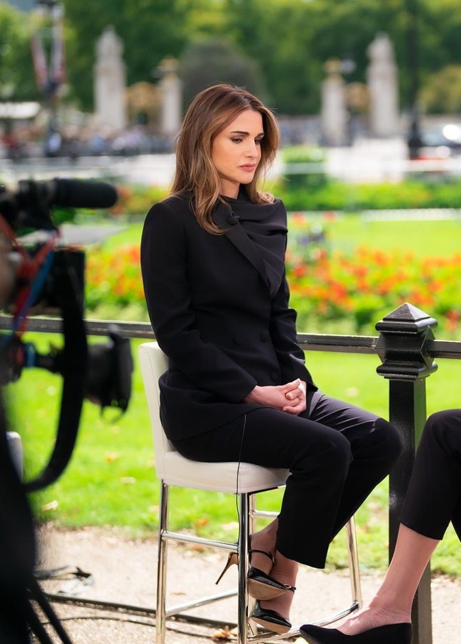 الملكة رانيا بإطلالة باللّون الأسود لافتة خلال مقابلة لها أجرتها في لندن