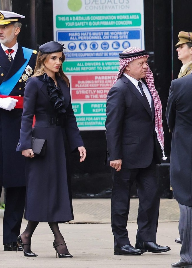 إطلالة الملكة رانيا مع الملك عبدالله الثاني في يوم وداع الملكة إليزابيث الثانية 