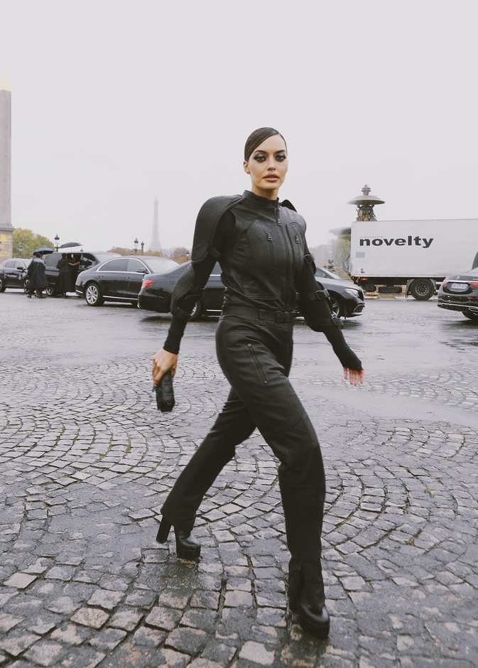 بالصور أجدد إطلالات متابعات الموضة الكاجوال في شوارع باريس