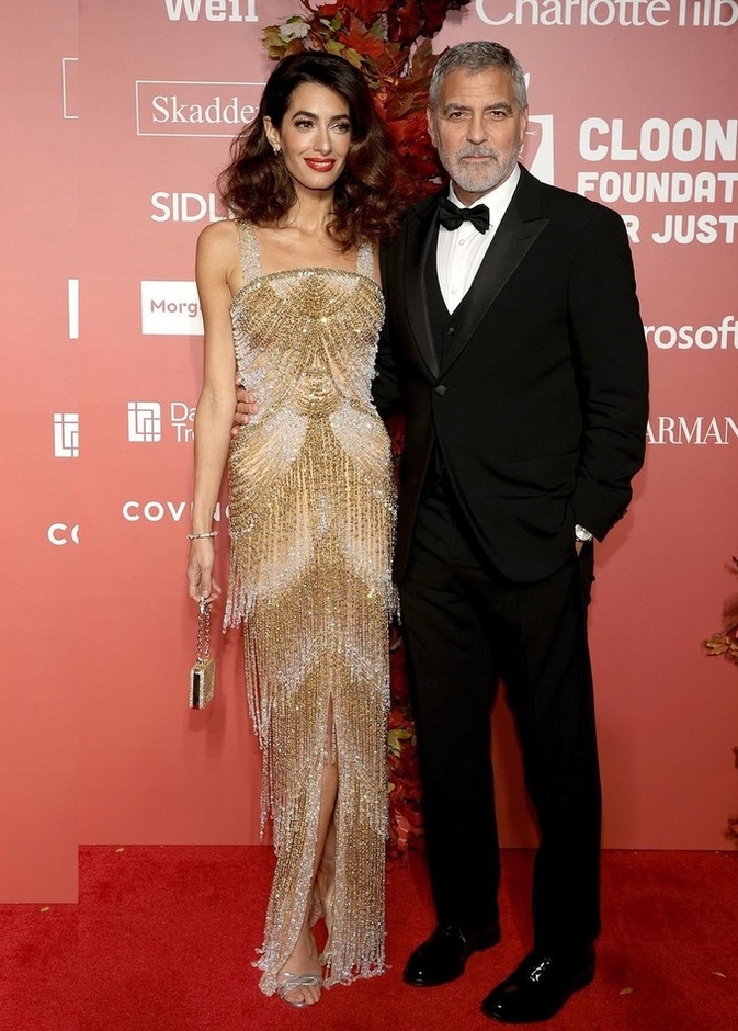 إطلالة ذهبية مميزة لـ أمل كلوني برفقة زوجها في حفل Albie Awards ..إليكم تفاصيلها