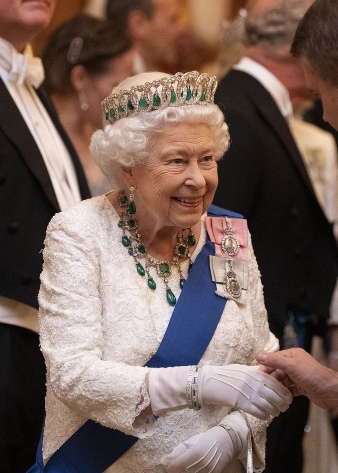 الملكة إليزابيث الثانية ملكة بريطانيا الراحلة تتألق بطقم Delhi Durbar المرصع بالزمرد والألماس