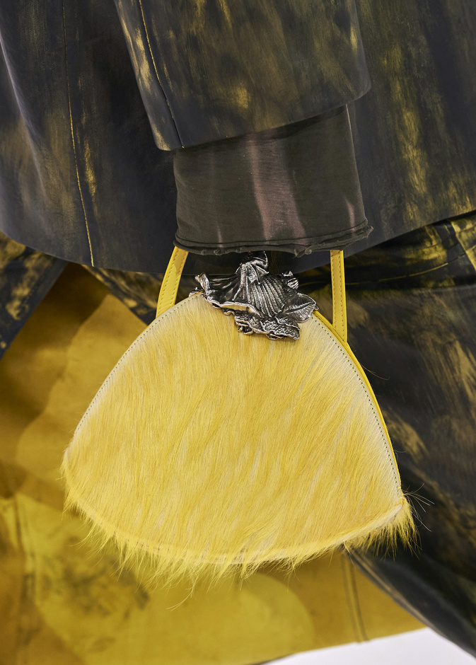 موضة الحقائب الصفراء إختيارك الأساسي في خريف 2022