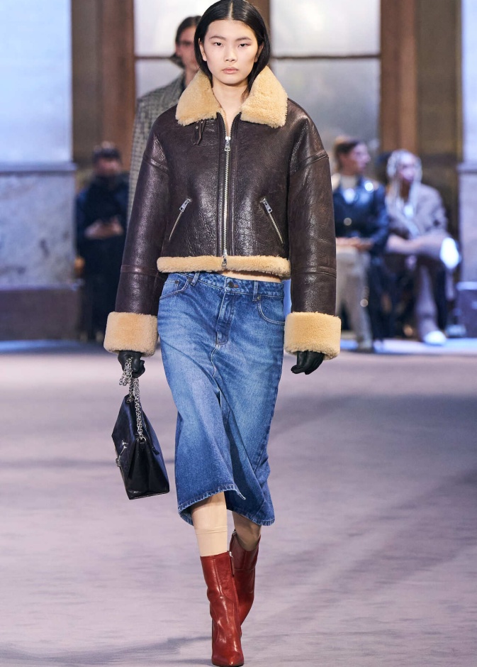 تنانير الجينز مستمرة في خريف 2022 بتصاميم كاجوال وشبابية