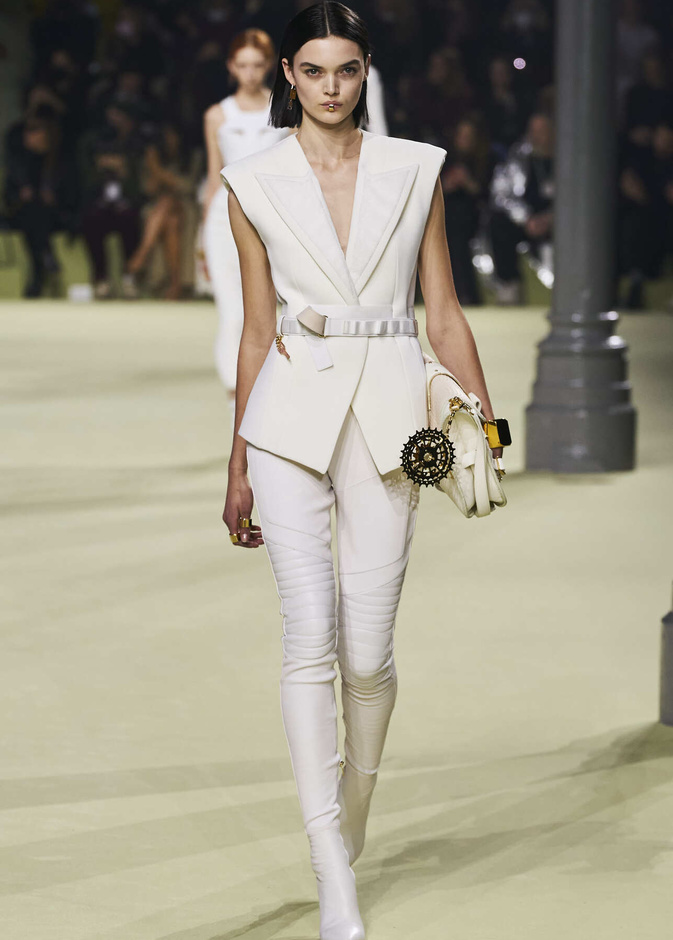 البنطلون الأبيض في خريف 2022 صيحة جريئة 