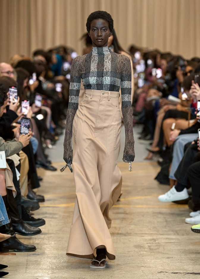 مجموعة Burberry لربيع 2023 أناقة صيفية بلمسة بريطانية