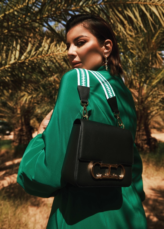 Desert Garden .. جلسة تصوير خاصة مع "كارولينا هيريرا" والمهندسة السعودية الشابة نوف المنيف