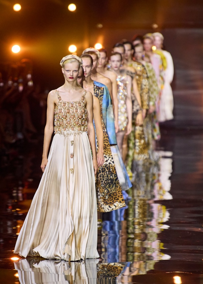 مجموعة Roberto Cavalli لربيع 2023 سحر الطبعات والتصاميم الأنثوية