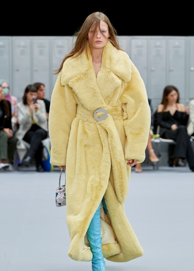 إطلالات مشرقة بالأصفر على خشبات عروض خريف وشتاء 2022