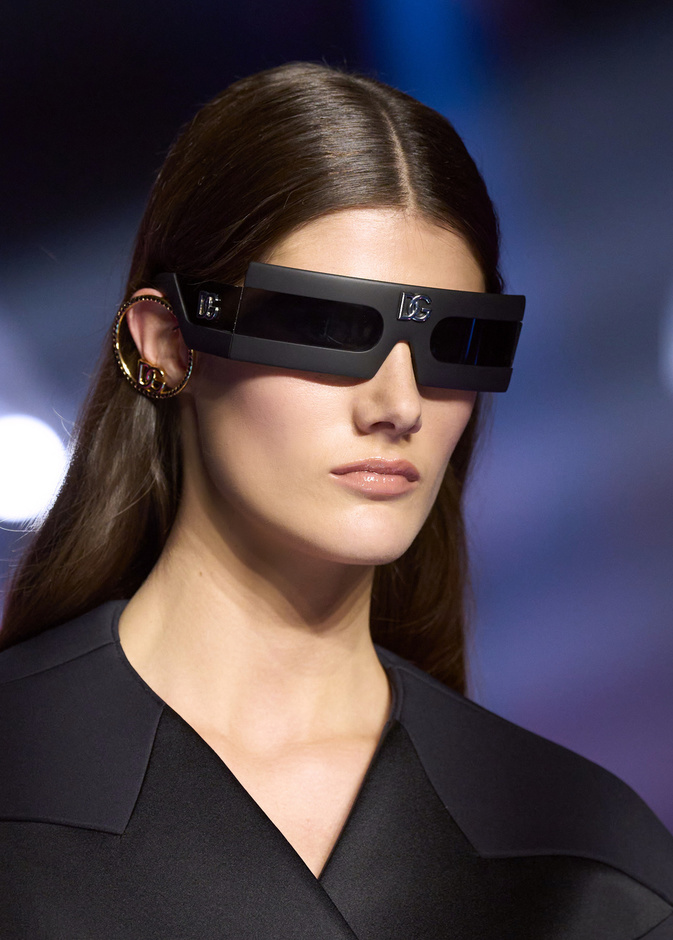 أجمل صيحات النظارات الشمسية السوداء لإطلالة مميزة في خريف 2022