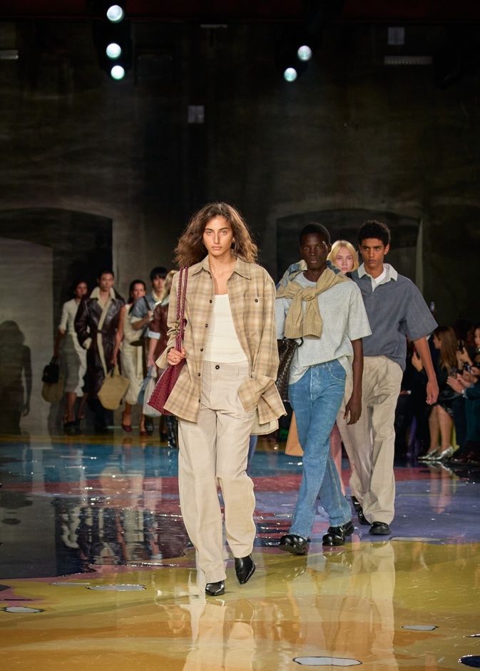 مجموعة Bottega Veneta لربيع وصيف 2023: تصاميم تجمع بين الأناقة والعملية