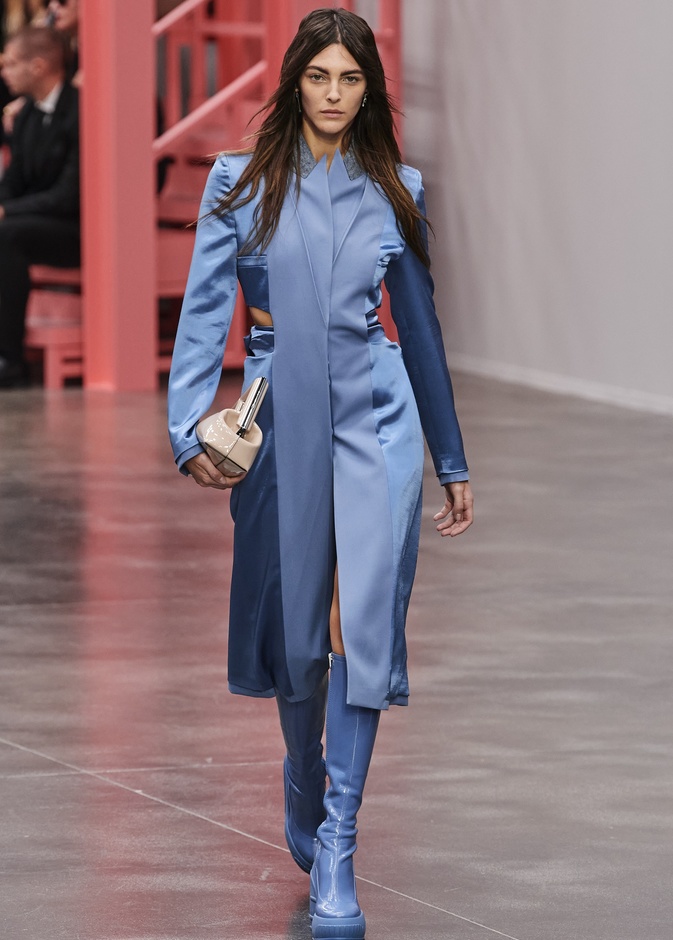 عرض أزياء Fendi  لربيع وصيف 2023 يضفي بُعدًا جديدًا للأزياء العملي