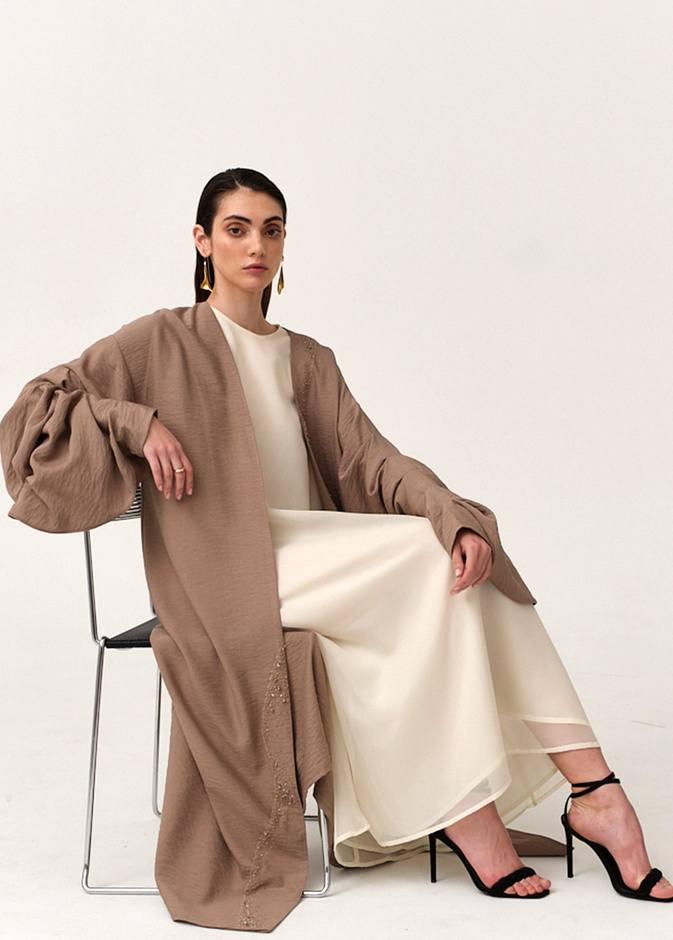 اللينين الناعم بعباية ناعمة وشبابية بلون البيج مع لمسات ذهبيّة من GMASH OFFICIAL