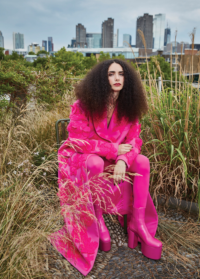 جلسة تصويرية خاصة بـ "هي" بمقاربة مثقفة ورؤية عصرية أنيقة