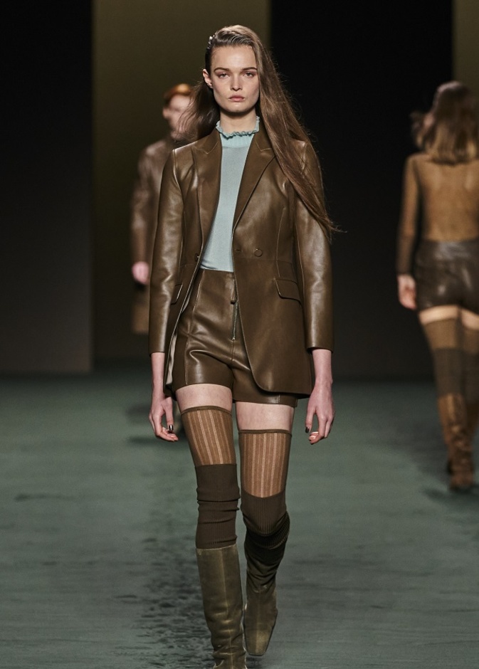 إطلالة لافتة وأنيقة بأزياء من الجلد البني بأسلوب Hermes