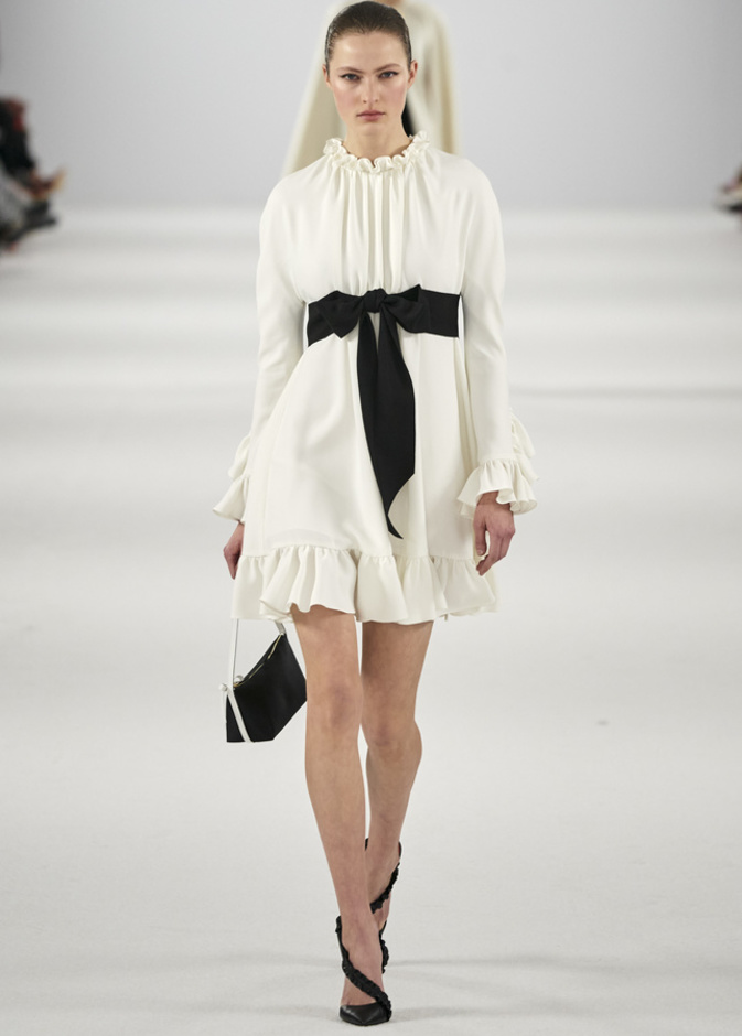 فستان قصير مزين بأزهار باللون الأزرق من أليساندرا ريتش Alessandra Rich