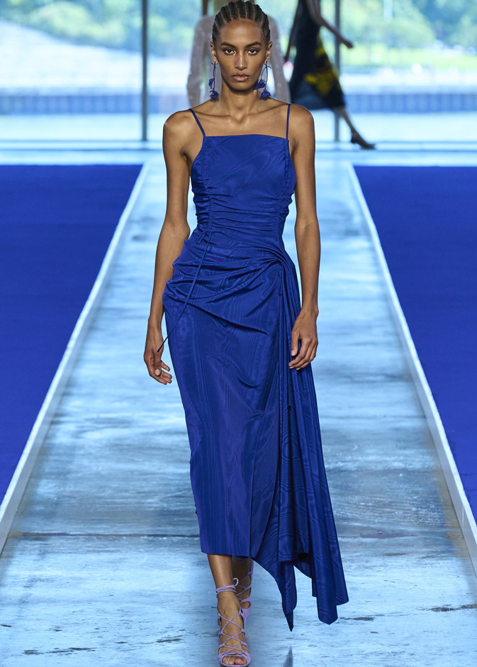 الأحذية مع الربطات والألوان الحيادية عنوان مجموعة ربيع وصيف 2023 للمصمم Jason Wu