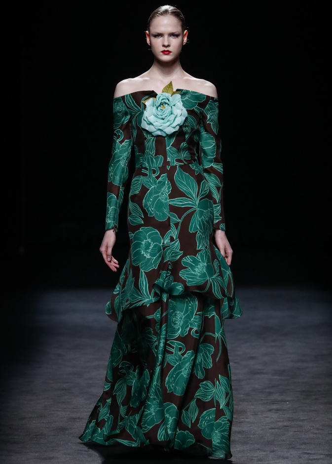 الفساتين المنقوشة والمطبعة بالورود موضة تعكس الأناقة الكاجوال في خريف 2022