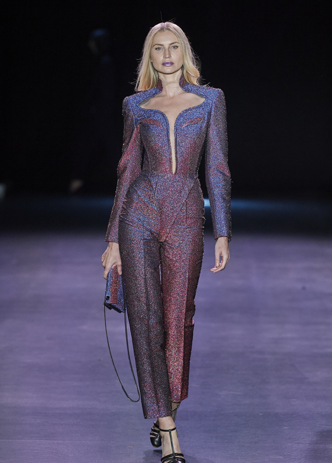 أجمل صيحات الجمبسوت البنفسجي لإطلالة ملفتة في خريف 2022