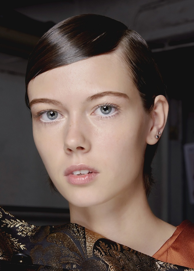 الخدود الجافة والمقشر أحد أسباب البشرة المختلطة