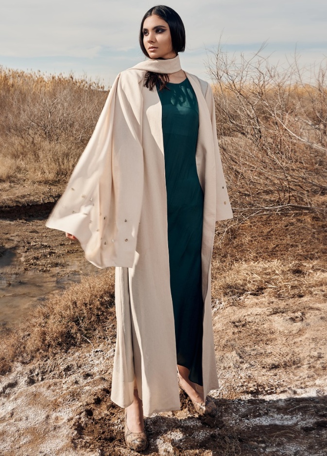 الأكمام الواسعة برزت بالعباية الراقية والبسيطة بلون البيج من Luon Collection