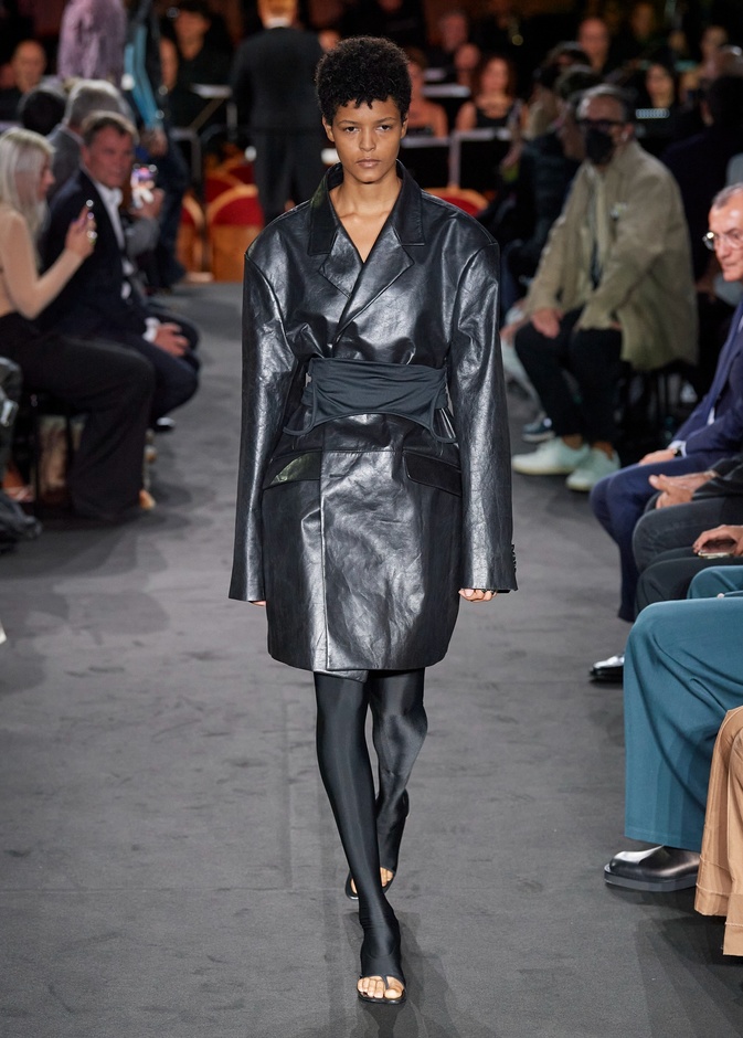 عرض أزياء MM6 Maison Margiela لربيع وصيف 2023 للمرأة التي تهوى المغامرة