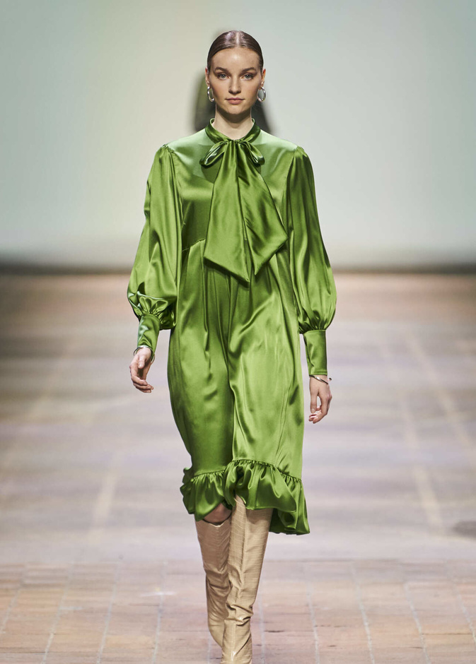 فساتين محتشمة باللون الأخضر إحتفالاً باليوم الوطني السعودي