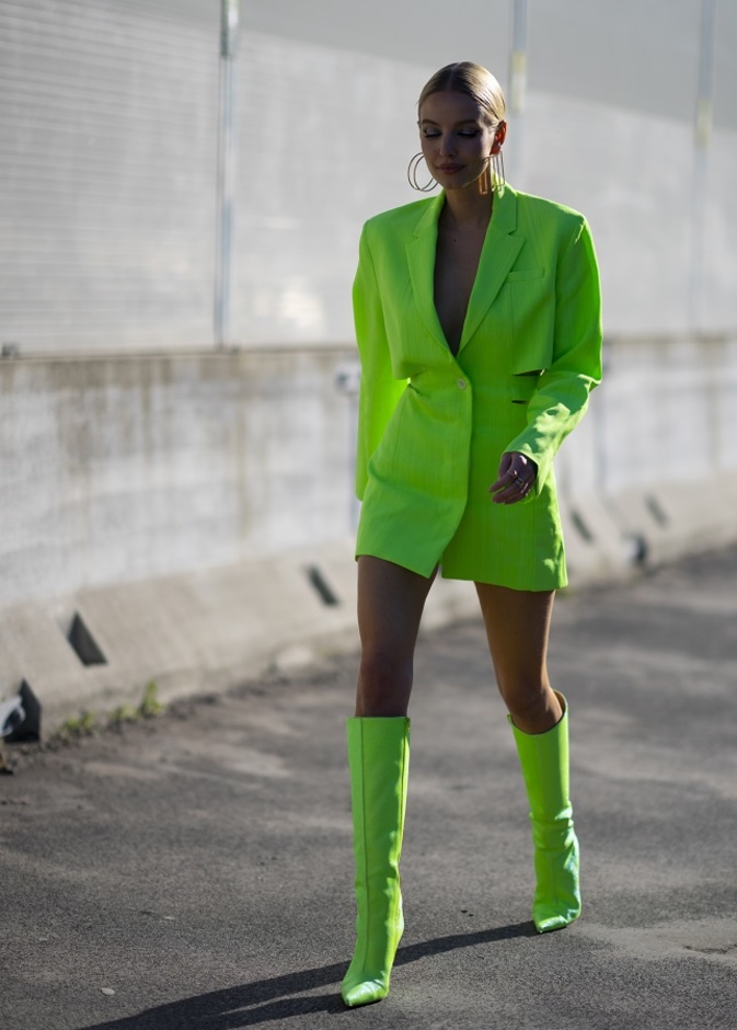 تنسيق إطلالات بألوان الفليو صيحة لافتة لخريف 2022 بأسلوب Street style