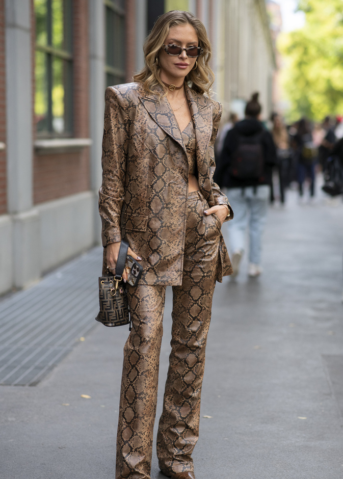 أجمل صيحات الموضة الكاجوال بألوان جريئة اختاريها من شوارع ميلانو لربيع 2023